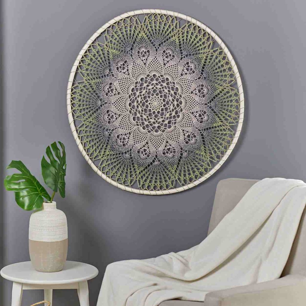 Stunning Doily Dream Catcher -- free crochet pattern_