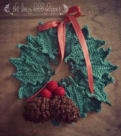 Holly Leaves Christmas Wreath - free crochet pattern