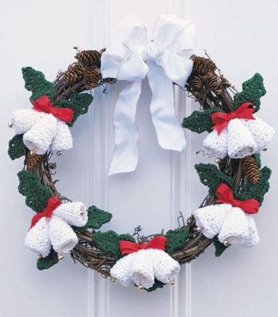 Season's Greetings Wreath - free crochet pattern